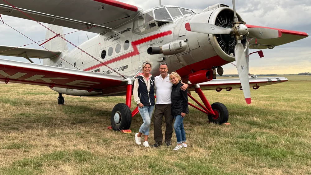 Antonov AN-2 und Gäste am Flugplatz