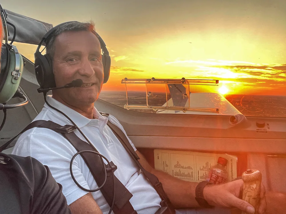 Pilot mit Headset im Cockpit