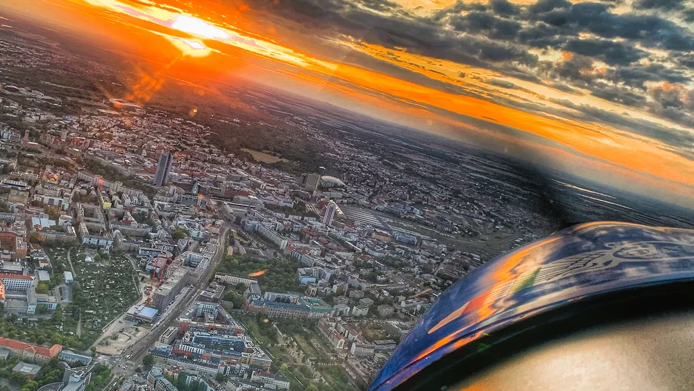 Blick aus dem Flugzeug im Sonnenuntergang