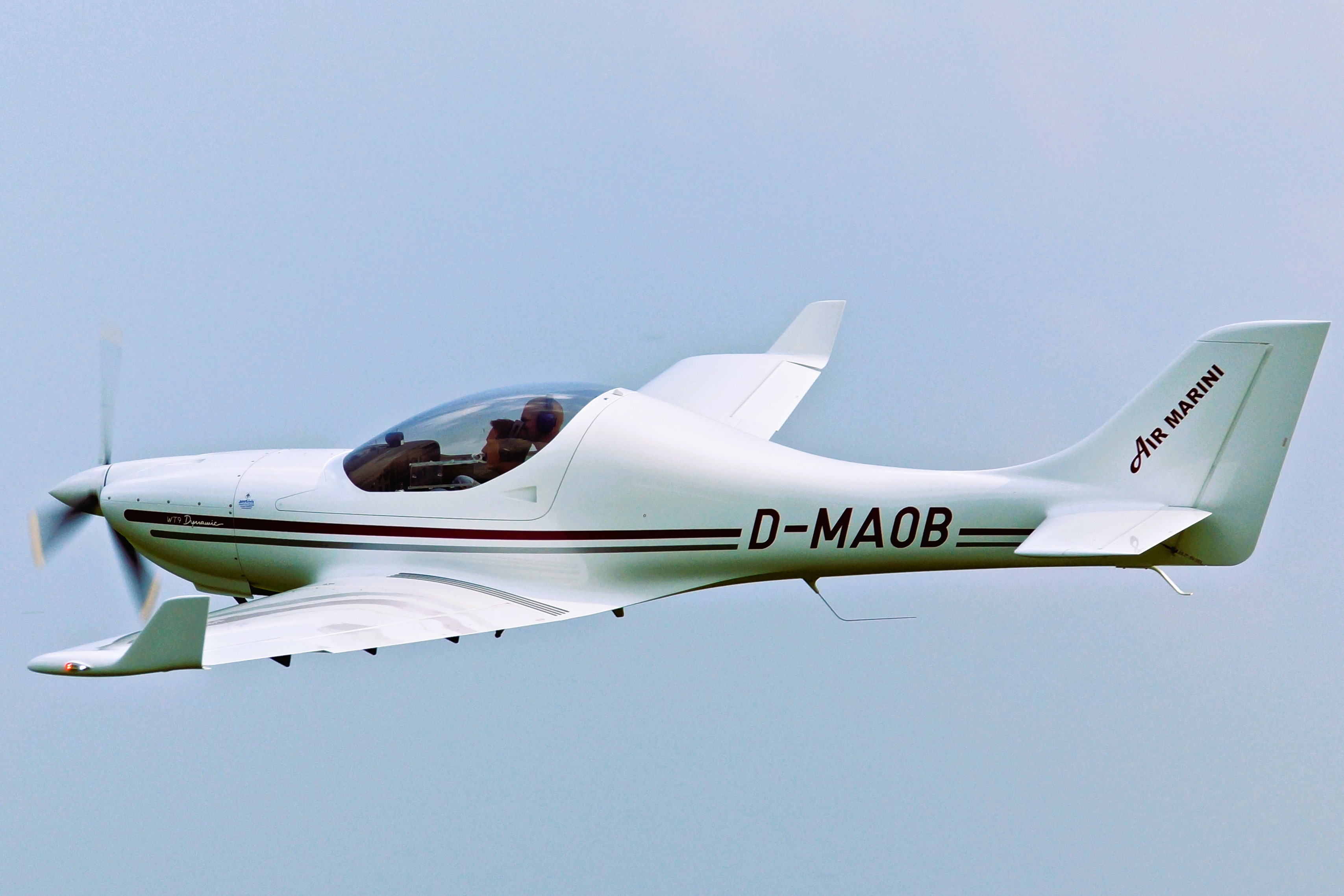 Weißes Ultraleichtflugzeug mit dem Kennzeichen D-MAOB in der Luft