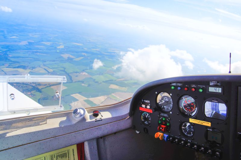 Blick aus dem Cockpit über Felder